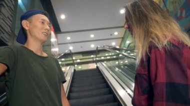 Genç güzel Asyalı Çift, adam ve kız birbirleri ile şehir sokakta duran konuşuyorsun