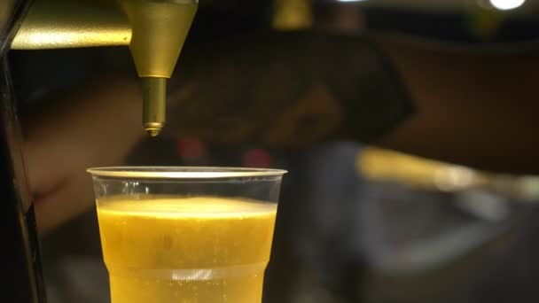 Close-up. Mannen handen gieten bier in een plastic beker. straatvoedsel. — Stockvideo