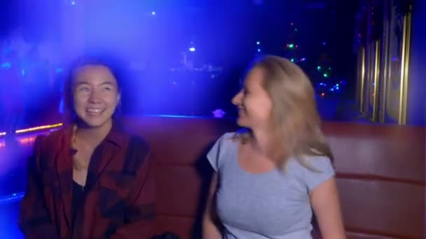 Zwei Lächelnde Junge Asiatische Und Kaukasische Frauen Einem Tisch Einem — Stockvideo