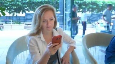 meşgul bir kadın telefon otel lobisinde kullanır.