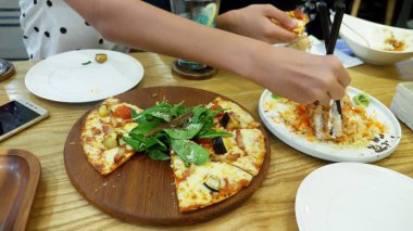 yakın çekim. bir suşi bir plaka almak bir restoranda yemek çubukları