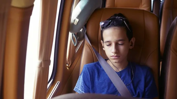 여름 휴가, 여행의 개념입니다. 십 대 소년 헤드폰 미니밴에 타기 — 스톡 사진