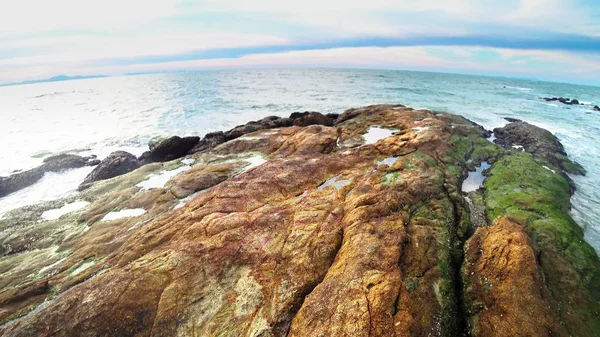 Havet ebb, steniga havsstrand efter lågvatten mot en blå himmel och moln. Seascape — Stockfoto
