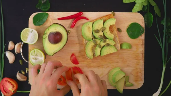 Авокадо. концепция здорового питания и здорового образа жизни. Вид сверху. сэндвичи с авокадо . — стоковое фото