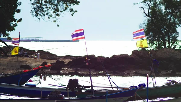 Barcos Pesca Tradicionais Baía Com Bandeiras Tailandesas — Fotografia de Stock