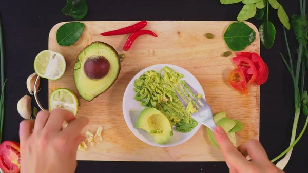 Abacate. conceito de alimentação saudável e estilo de vida saudável. vista de cima. sanduíches de abacate de cozinha . — Fotografia de Stock