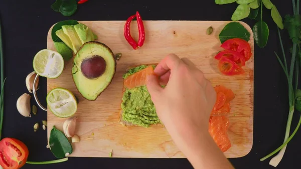 Abacate. conceito de alimentação saudável e estilo de vida saudável. vista de cima. sanduíches de abacate de cozinha . — Fotografia de Stock