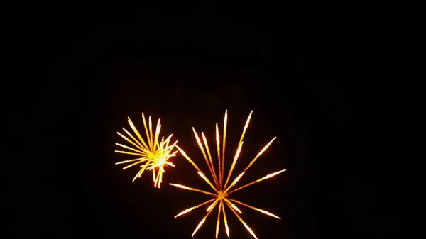 Fuegos artificiales de colores abstractos en el cielo nocturno. copia de fondo espacio — Foto de Stock