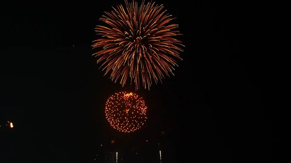 Fogos de artifício coloridos abstratos no céu noturno. espaço de cópia de fundo — Fotografia de Stock