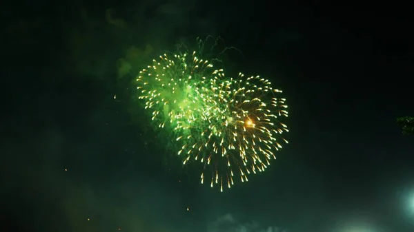 Fogos de artifício coloridos abstratos no céu noturno. espaço de cópia de fundo — Fotografia de Stock