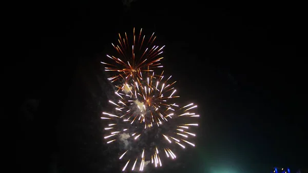 Fogos de artifício coloridos abstratos no céu noturno. espaço de cópia de fundo — Fotografia de Stock