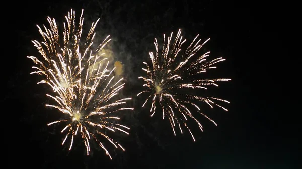 Fogos de artifício coloridos abstratos no céu noturno. espaço de cópia de fundo — Fotografia de Stock