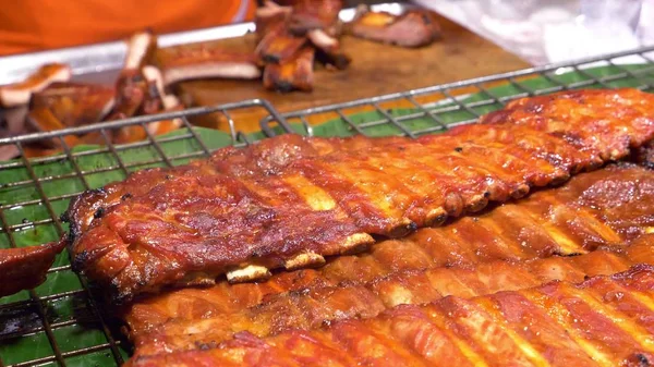 Asya mutfağı, gıda kavramı. kapatın. Barbekü domuz kaburga üstünde belgili tanımlık sayaç gece piyasada sokakta.
