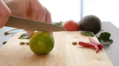 kireç. sağlıklı beslenme kavramı. Eller kireç ikiye bir bıçak ile kesmek