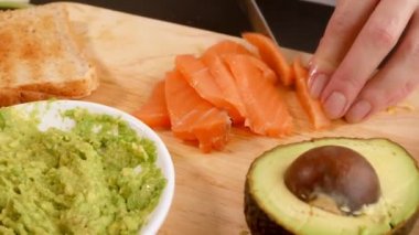 Avokado. Sağlıklı beslenme ve sağlıklı yaşam tarzı kavramı. avokado sandviçi pişirmek.