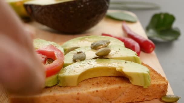 Avocado. Konzept von gesunder Ernährung und gesundem Lebensstil. Avocado-Sandwiches kochen. — Stockvideo