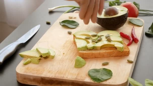 Avocado. Konzept von gesunder Ernährung und gesundem Lebensstil. Avocado-Sandwiches kochen. — Stockvideo