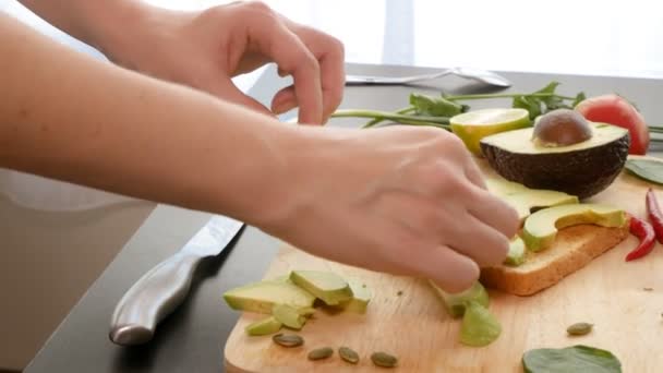 Avocado. concetto di alimentazione sana e stile di vita sano. cottura panini all'avocado. — Video Stock