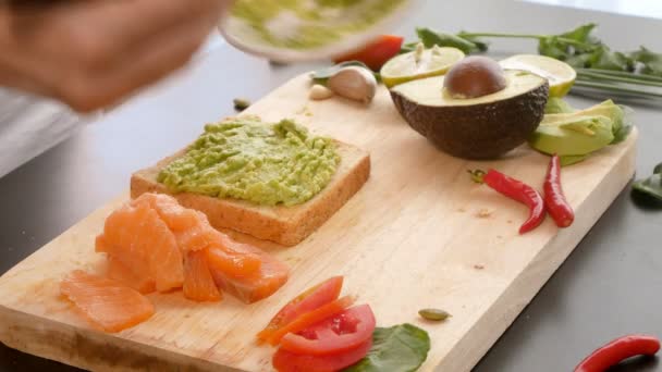 Avocado. concept of healthy eating and healthy lifestyle. cooking avocado sandwiches. — Stock Footage Avocado. concept of healthy eating and healthy lifestyle. cooking avocado sandwiches. Video Clip