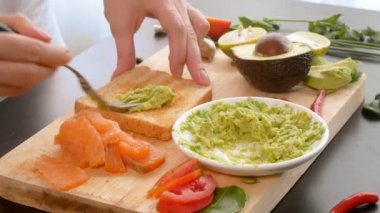 Avokado. Sağlıklı beslenme ve sağlıklı yaşam tarzı kavramı. avokado sandviçi pişirmek.