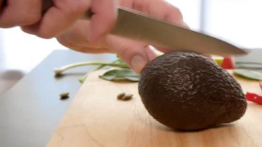 Avokado. Sağlıklı beslenme ve sağlıklı yaşam tarzı kavramı. avokado sandviçi pişirmek.