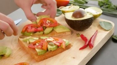 Avokado. Sağlıklı beslenme ve sağlıklı yaşam tarzı kavramı. avokado sandviçi pişirmek.