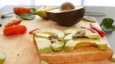 Avokado. Sağlıklı beslenme ve sağlıklı yaşam tarzı kavramı. avokado sandviçi pişirmek.