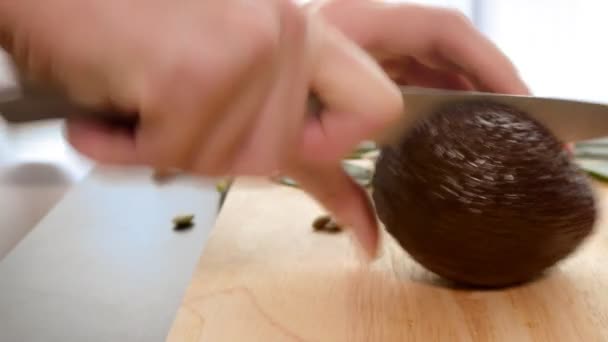 Avocado. concept van gezond eten en gezonde levensstijl. broodjes avocado koken. — Stockvideo