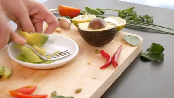 Avokado. Sağlıklı beslenme ve sağlıklı yaşam tarzı kavramı. avokado sandviçi pişirmek. — Stok video