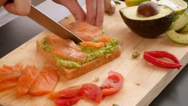 健康饮食和健康生活方式的概念 烹调鳄梨三明治 — 图库视频影像