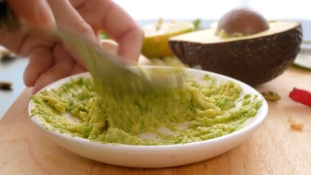 Avocado. concetto di alimentazione sana e stile di vita sano. cottura panini all'avocado. — Video Stock