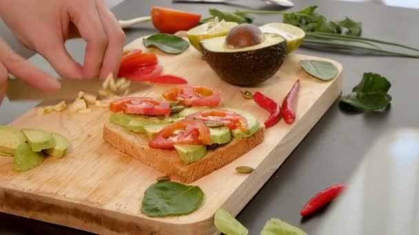 Avokádó. az egészséges táplálkozás és az egészséges életmód fogalma. avokádós szendvicsek főzése. — Stock videók