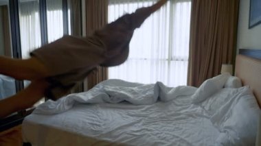 oynak adam yatakta cama atlama