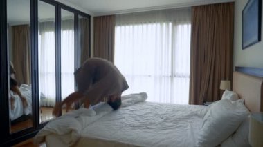 oynak adam yatakta cama atlama.