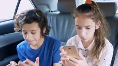 İkiz kardeş telefonu arabada seyahat ederken kullanmak