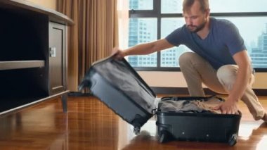 yakışıklı bir bavul bir odada gökdelenler bakan panoramik bir pencere ile paketleri