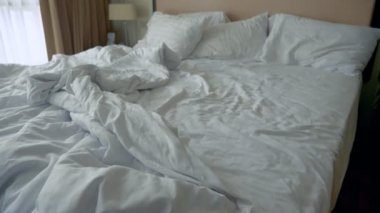 buruşuk çarşaf ve bir battaniye yatakta seks sonra sabah boş bir yatak