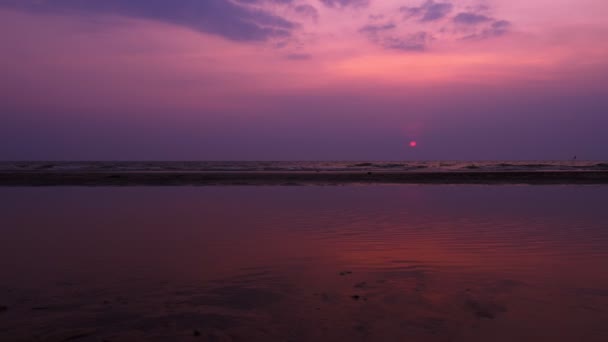 Silhouette. solitario asiatico giovane camminare pacificamente lungo una spiaggia deserta al tramonto. paesaggio marino — Video Stock