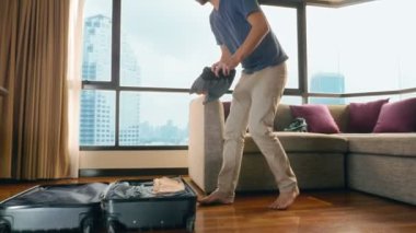 yakışıklı bir bavul bir odada gökdelenler bakan panoramik bir pencere ile paketleri