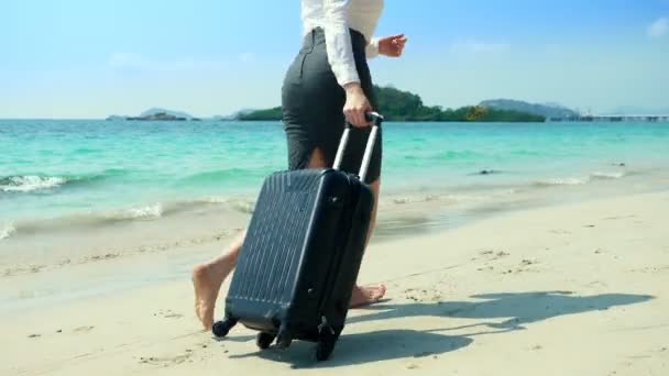 Mulher de negócios em roupas de escritório corre descalça para o mar ao longo de uma praia de areia branca. conceito de férias freelance, bem esperado — Vídeo de Stock
