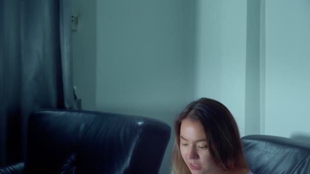 Şirin Asyalı kadın geceleri dizüstü bilgisayar kullanmak — Stok video