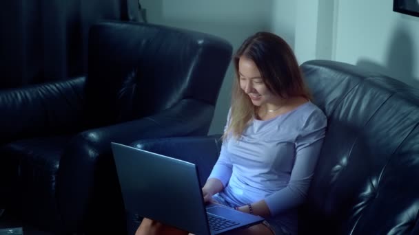 귀여운 아시아 여자는 밤에 노트북을 사용 — 비디오