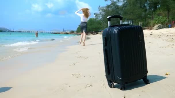 Mujer de negocios con ropa de oficina corre descalza hacia el mar a lo largo de una playa de arena blanca. freelance, concepto de vacaciones largamente esperado — Vídeo de stock