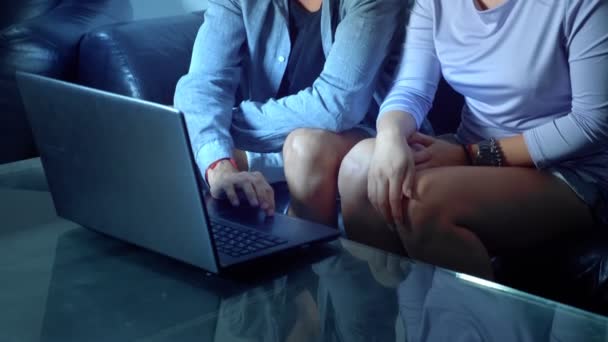 Asiático belo jovem casal sentado no sofá com tablet computador no quarto à noite . — Vídeo de Stock