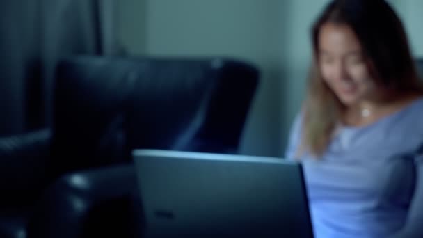 Aranyos ázsiai nő használ laptop éjjel — Stock videók