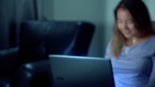 Niedlich asiatische Frau verwenden Laptop bei Nacht — Stockvideo