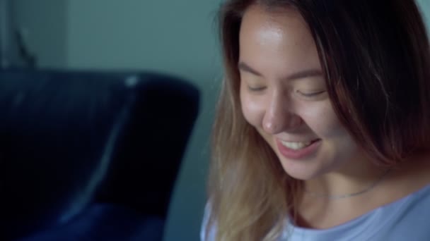 Мила азіатська жінка використовує ноутбук вночі — стокове відео