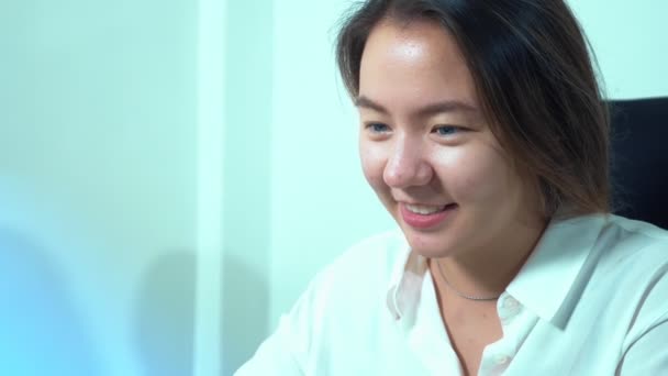 귀여운 아시아 소녀는 사무실에 테이블에서 노트북을 사용 — 비디오