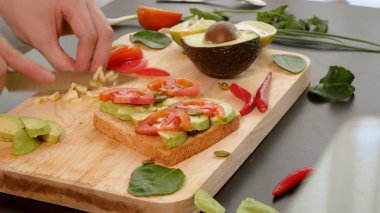 Avokado. Sağlıklı beslenme ve sağlıklı yaşam tarzı kavramı. avokado sandviçi pişirmek.