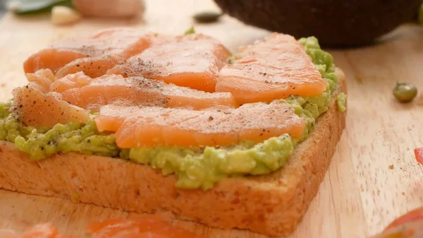 Abacate. conceito de alimentação saudável e estilo de vida saudável. sanduíches de abacate de cozinha. — Fotografia de Stock